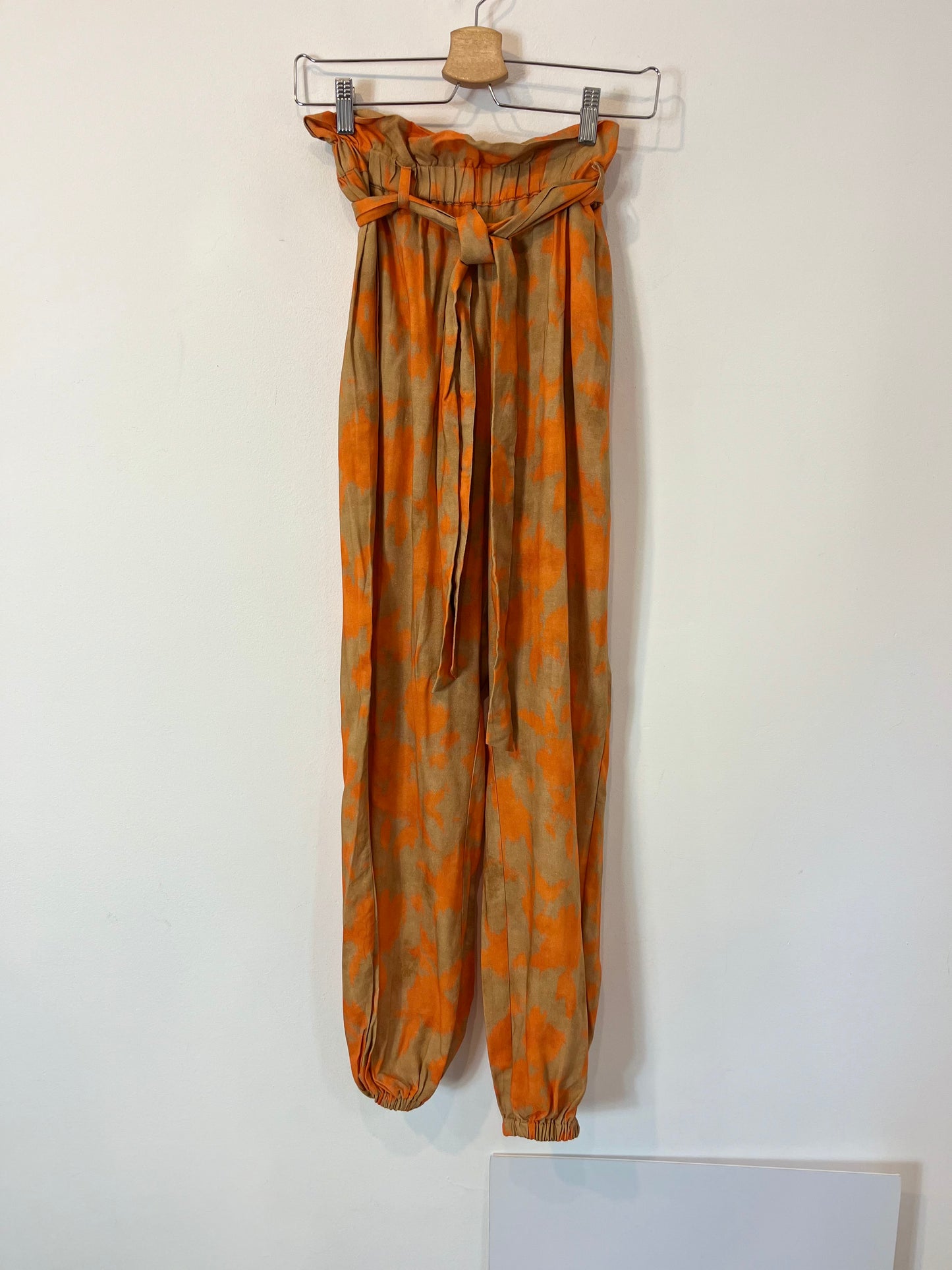 MAKSU. Two-tone fluid trousers Ts