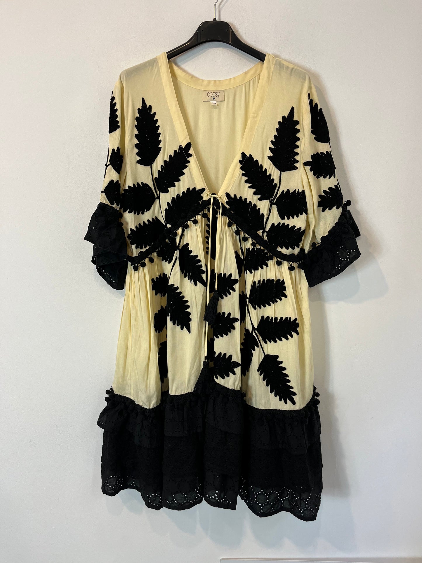 COOSY. Vestido beige bordado  T. S/M