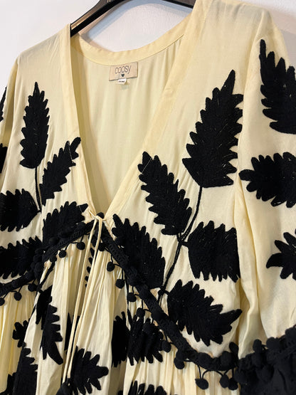 COOSY. Vestido beige bordado  T. S/M