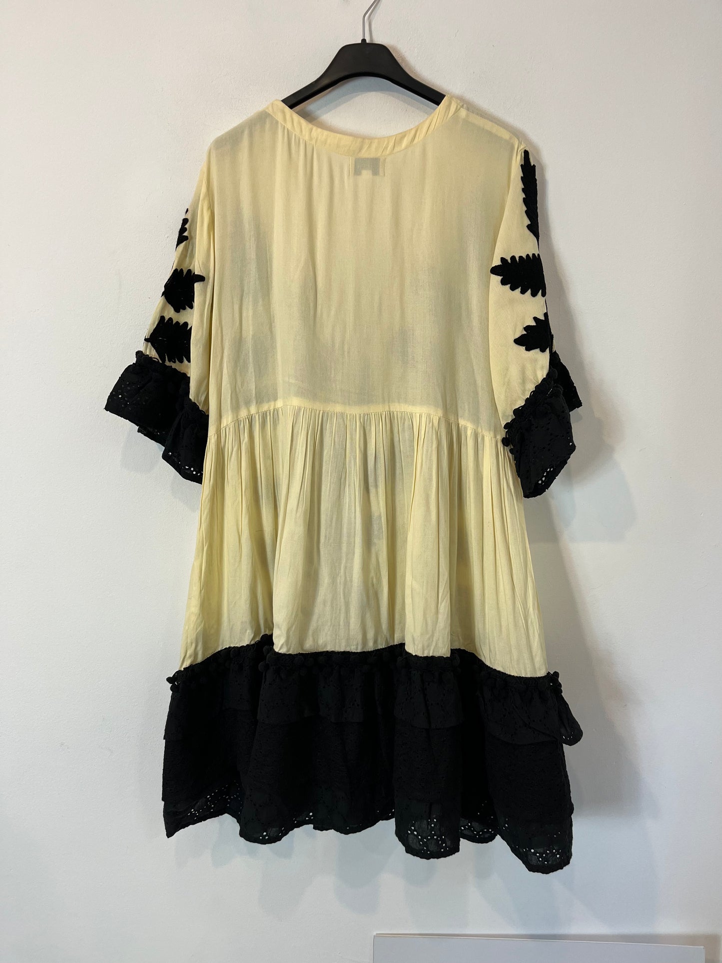 COOSY. Vestido beige bordado  T. S/M