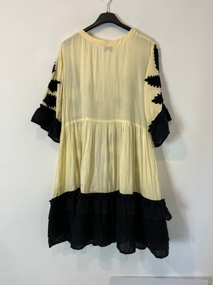 COOSY. Vestido beige bordado  T. S/M