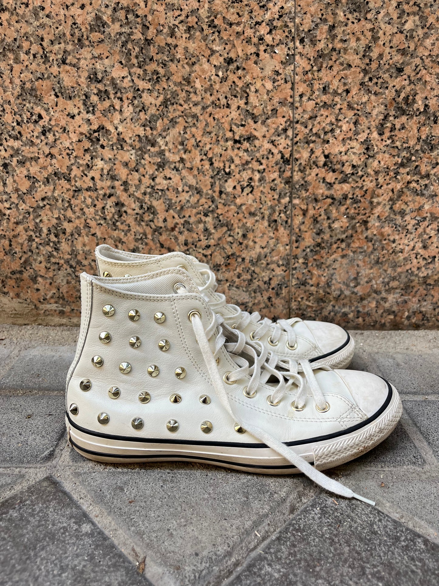 CONVERSE. Zapatillas piel tachuelas. T 40