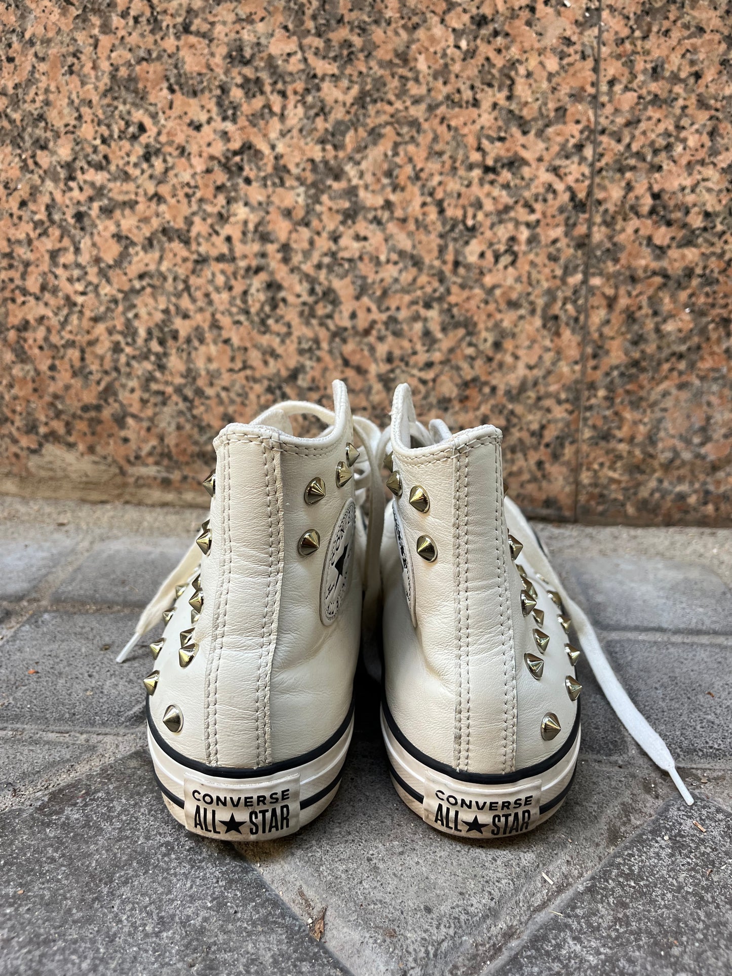 CONVERSE. Zapatillas piel tachuelas. T 40