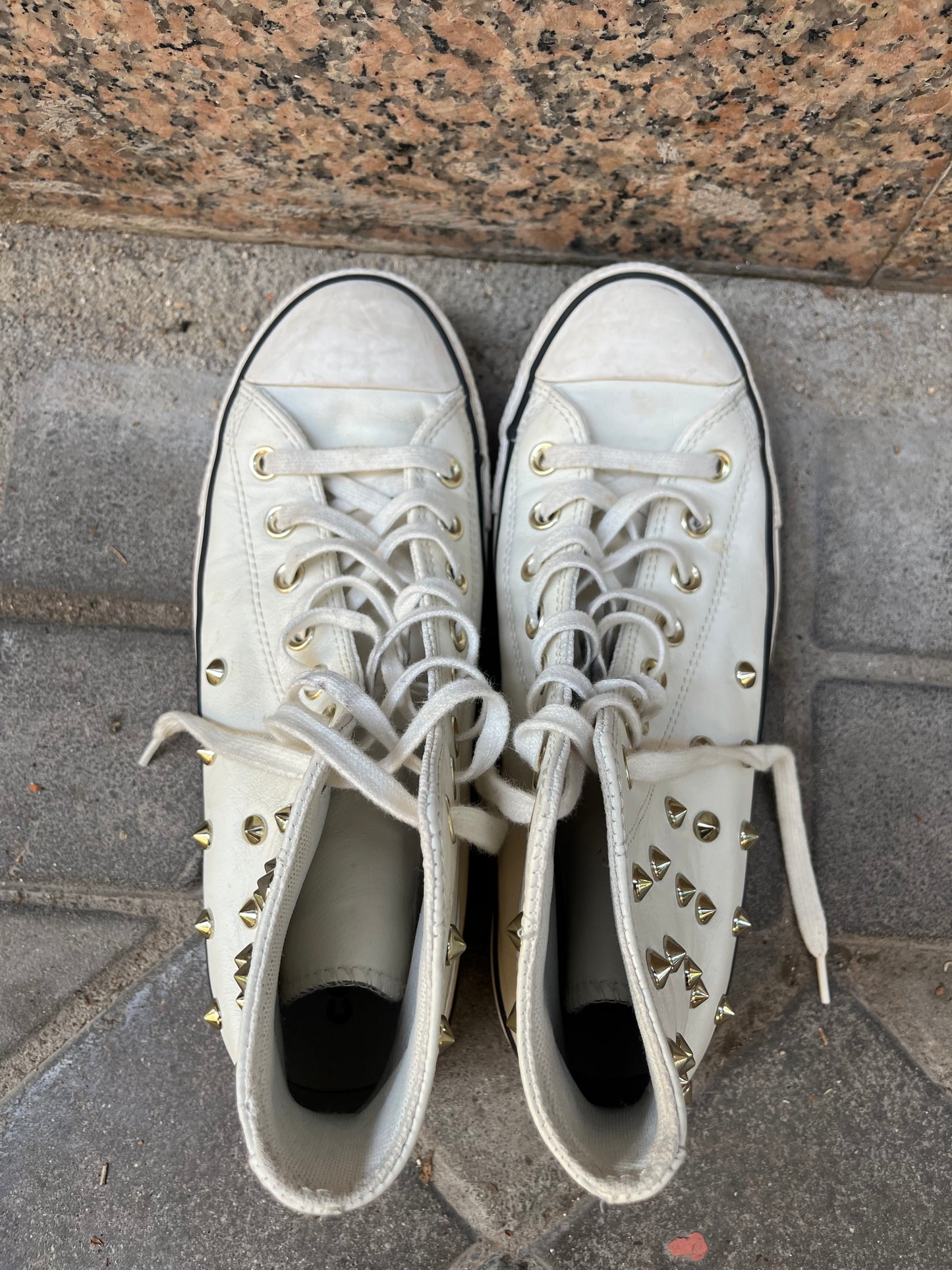 CONVERSE. Zapatillas piel tachuelas. T 40