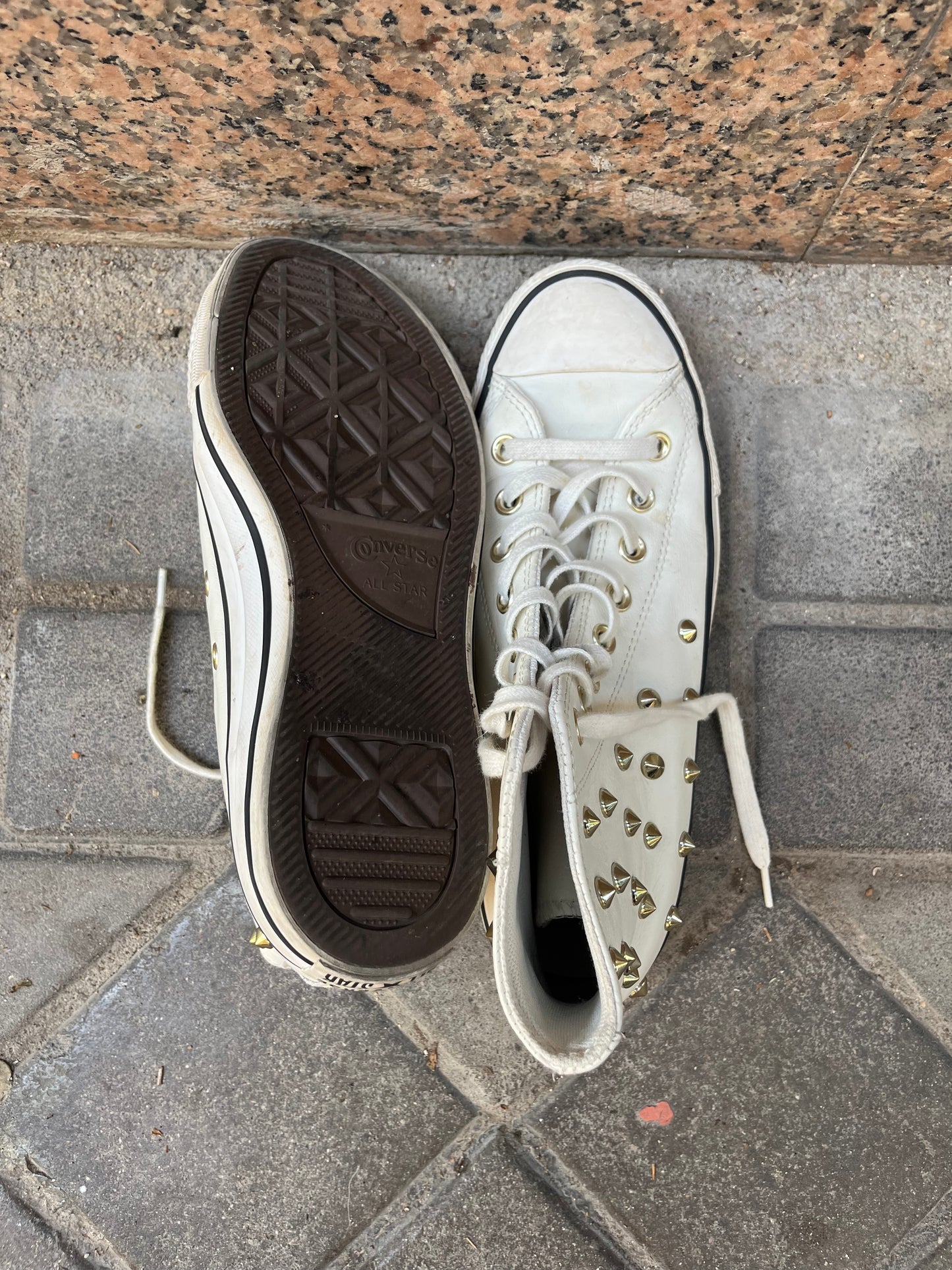 CONVERSE. Zapatillas piel tachuelas. T 40