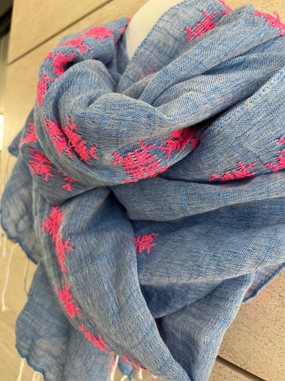 OTRAS. Pañuelo detalles bordados