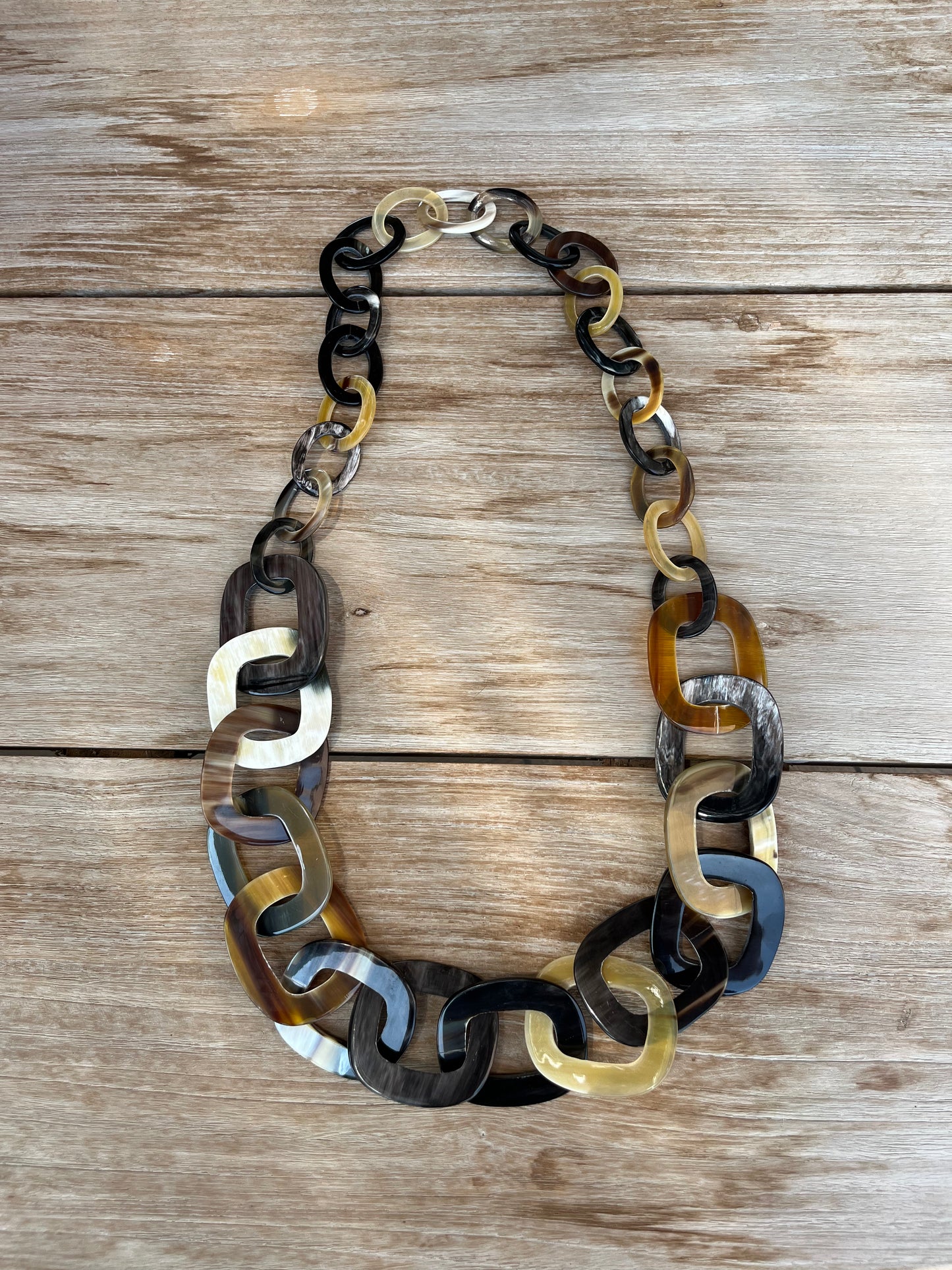 OTRAS. Collar piezas nácar