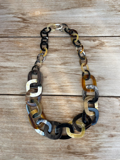 OTRAS. Collar piezas nácar