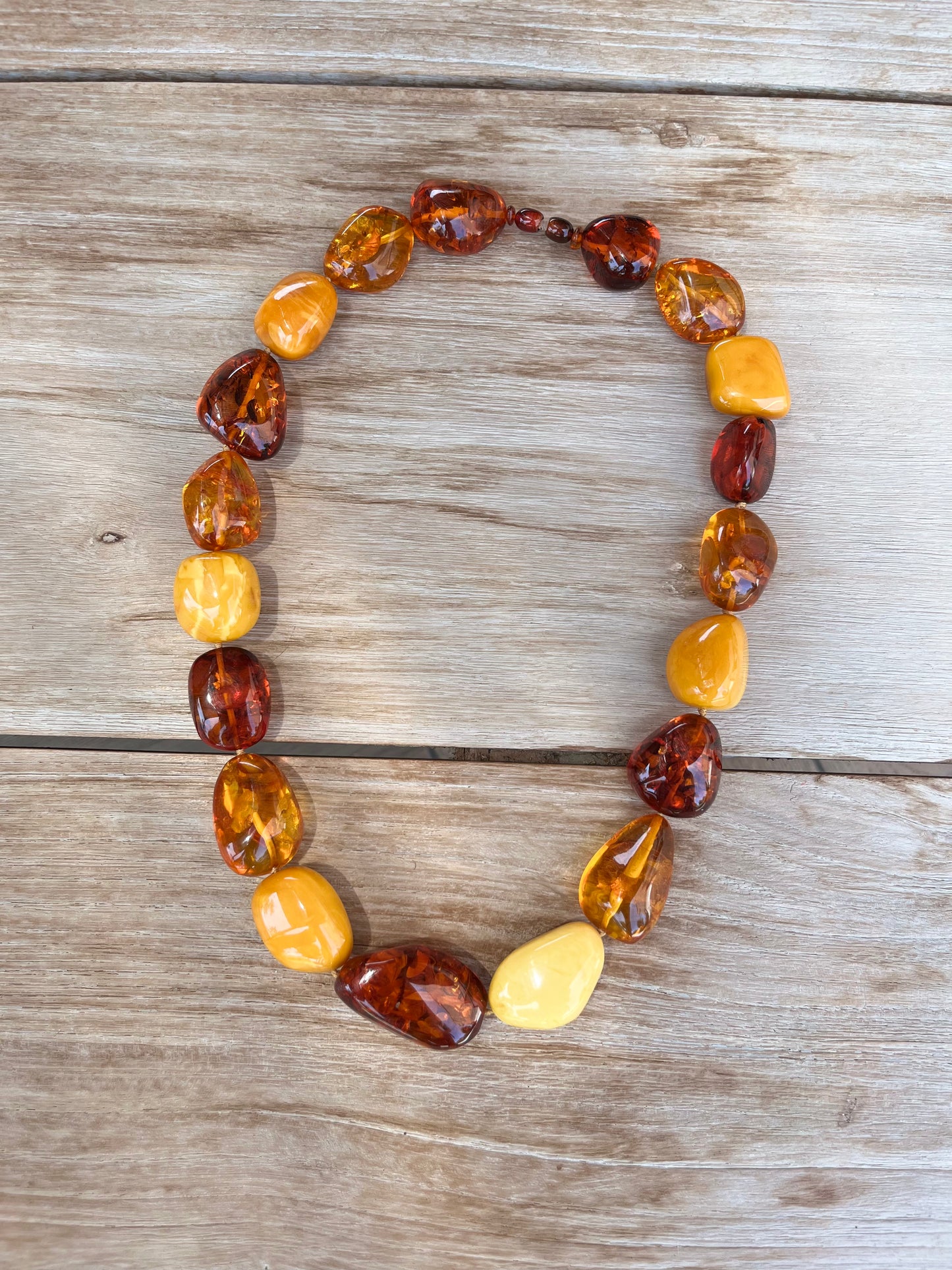 OTRAS. Collar ámbar tonos naranjas