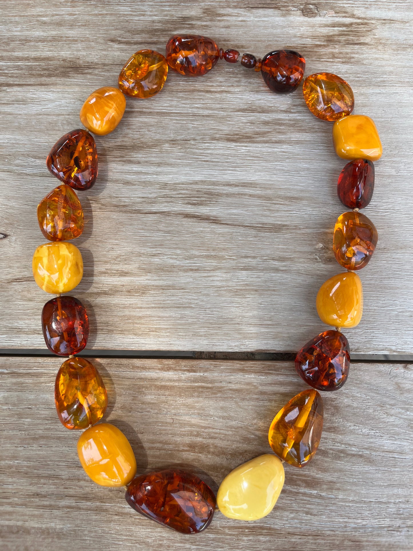 OTRAS. Collar ámbar tonos naranjas