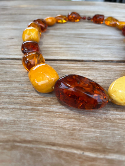 OTRAS. Collar ámbar tonos naranjas
