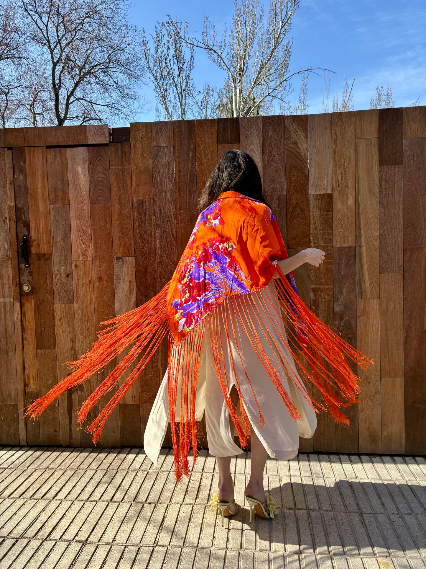 VICTORIO & LUCCHINO. Pañuelo seda flecos