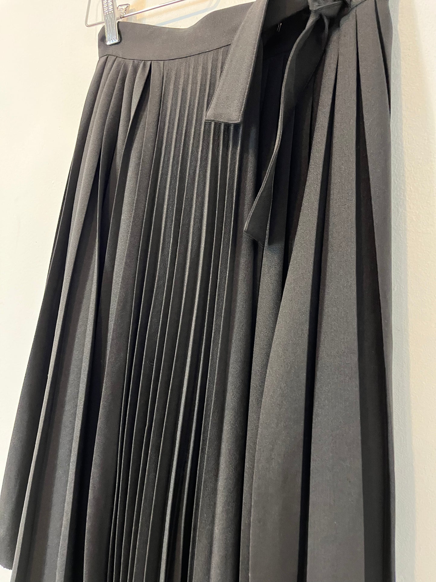 MAJE. Falda negra plisada T.34