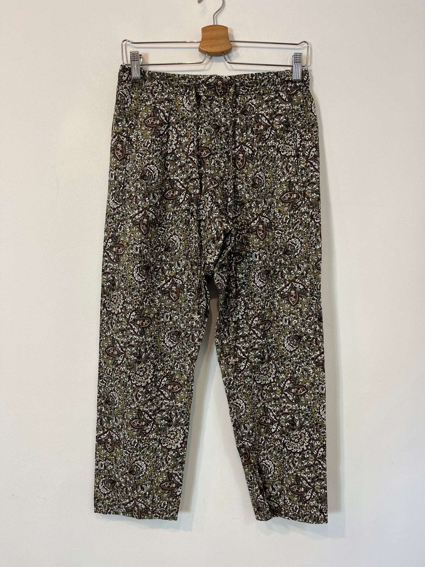 ZARA. Pantalón verde flores. T.XS