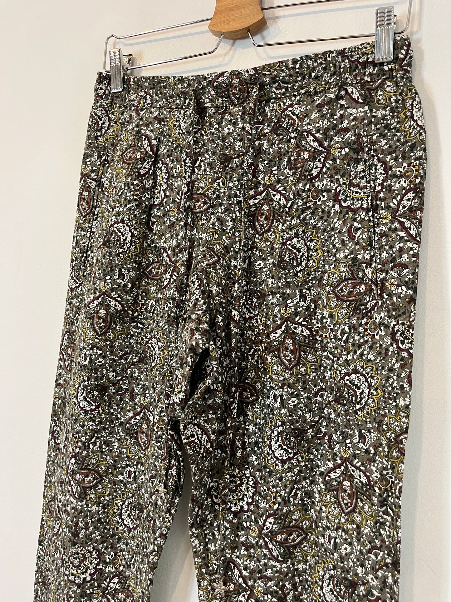 ZARA. Pantalón verde flores. T.XS