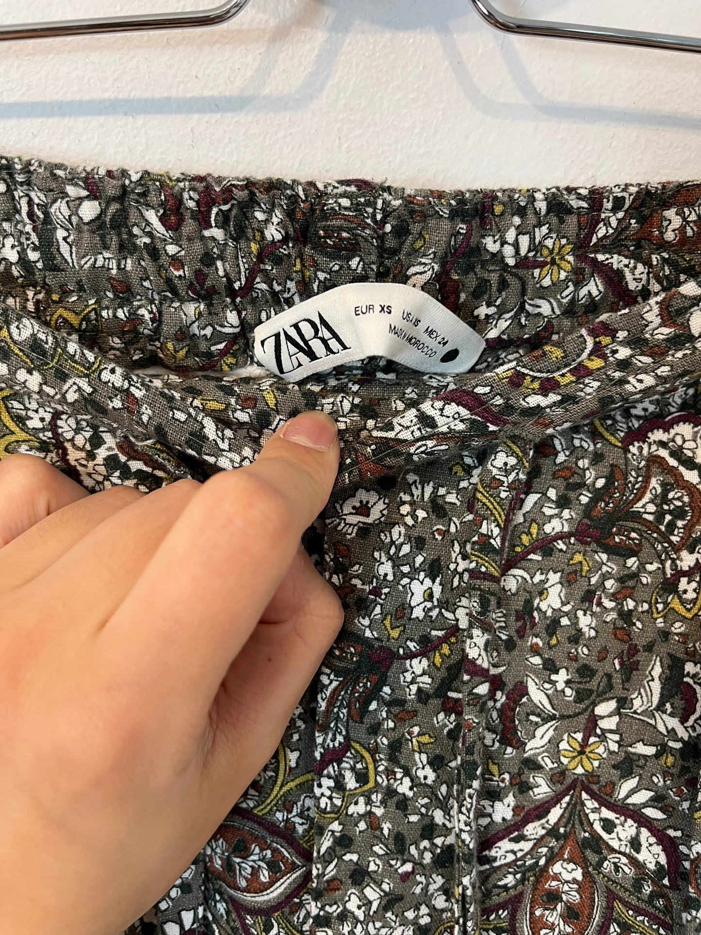 ZARA. Pantalón verde flores. T.XS