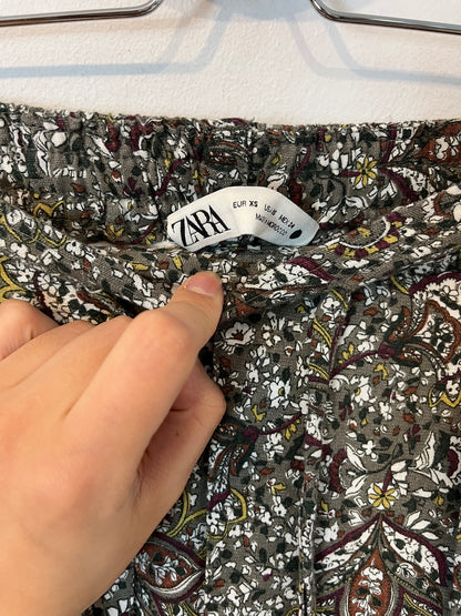 ZARA. Pantalón verde flores. T.XS