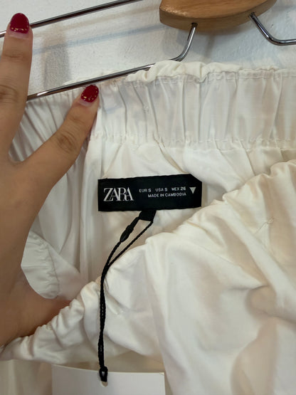 ZARA. Falda blanca globo