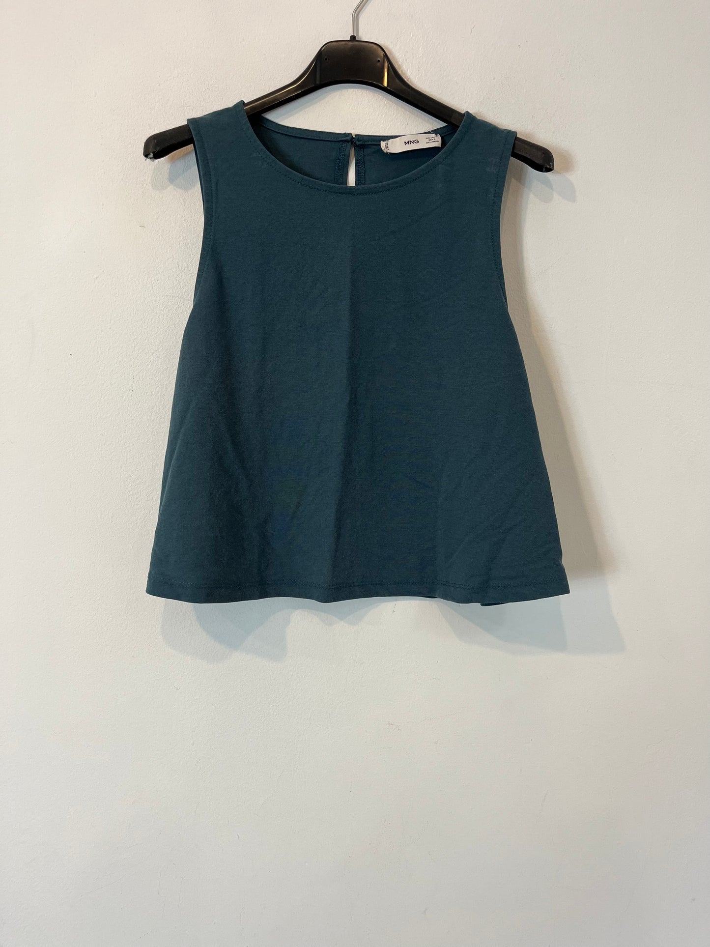 MANGO. Top azul sin mangas. T. M