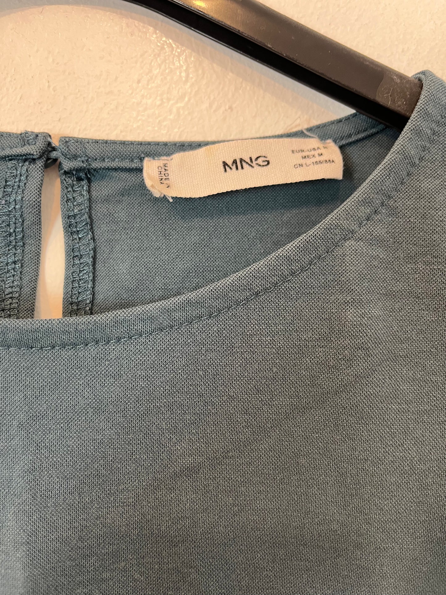 MANGO. Top azul sin mangas. T. M