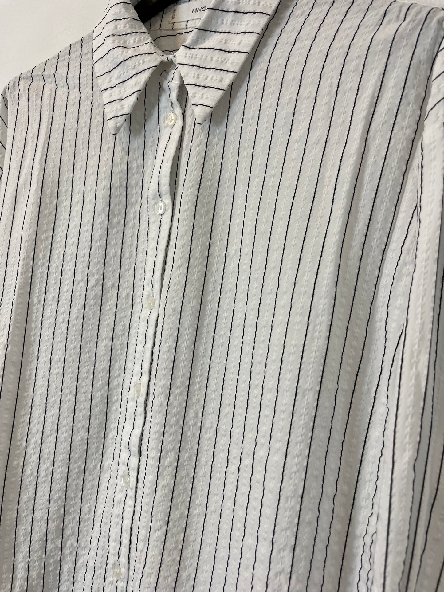 MANGO. Camisa textura rayas. T. S