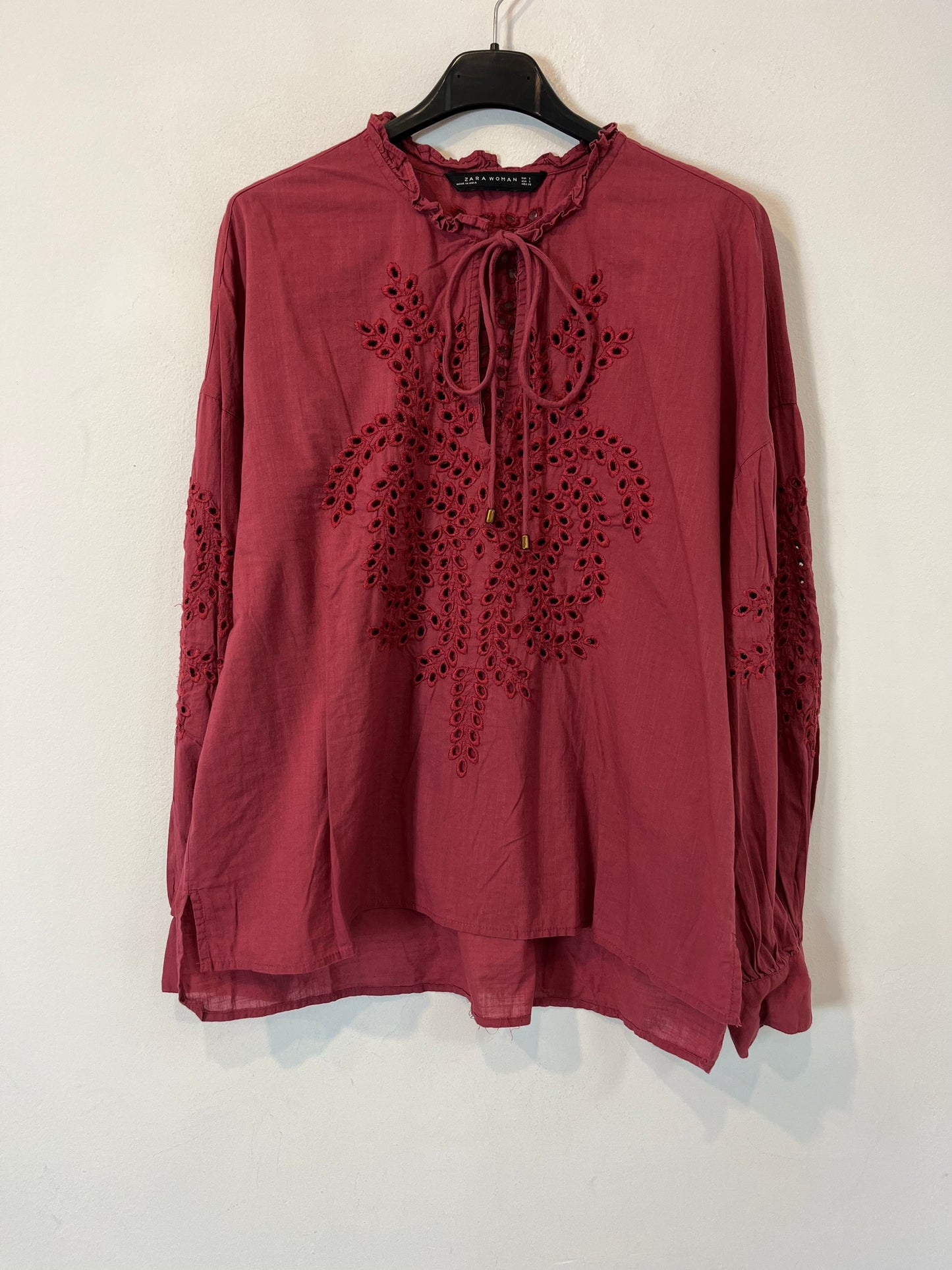 ZARA. Blusa detalles troquelados. T. S