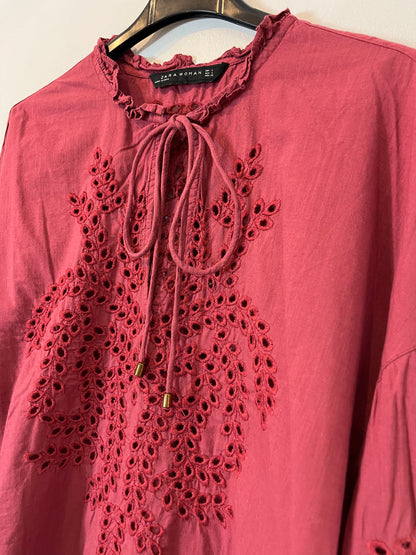 ZARA. Blusa detalles troquelados. T. S