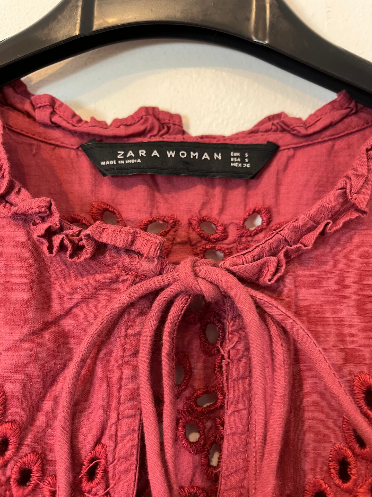 ZARA. Blusa detalles troquelados. T. S