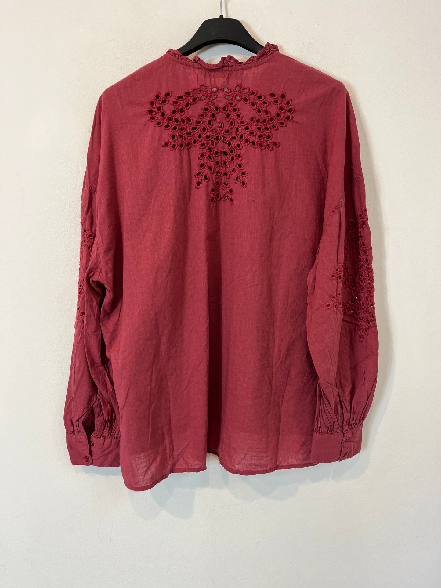 ZARA. Blusa detalles troquelados. T. S