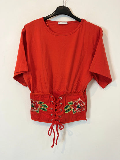 ZARA. Top rojo detalles bordados. T. S