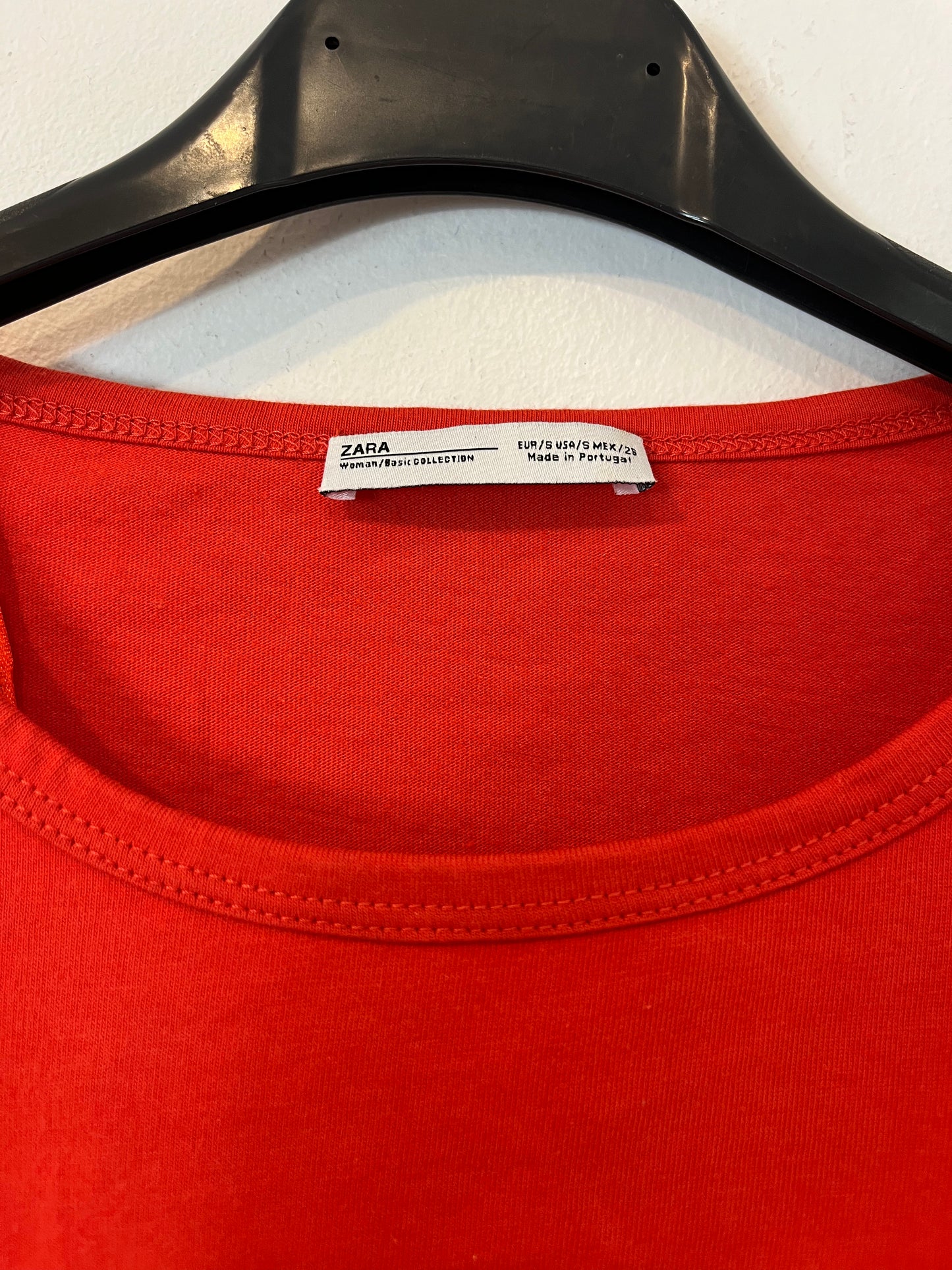 ZARA. Top rojo detalles bordados. T. S