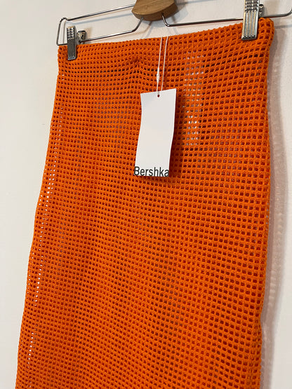 BERSHKA. Falda naranja troquelada. T. XS