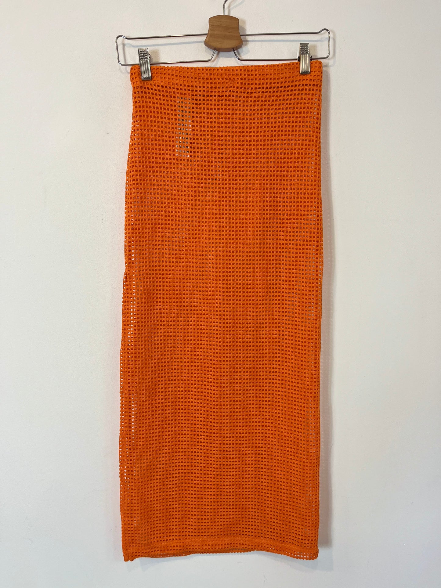 BERSHKA. Falda naranja troquelada. T. XS