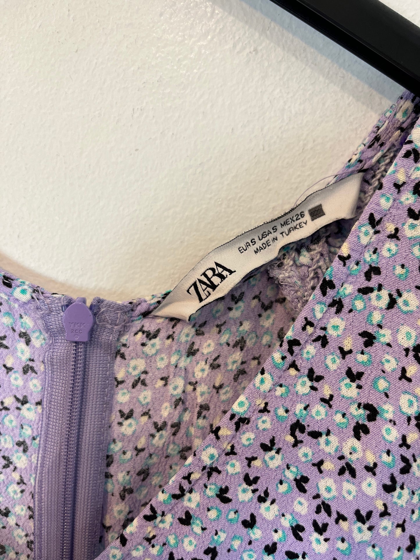 ZARA. Mono corto estampado flores. T. S