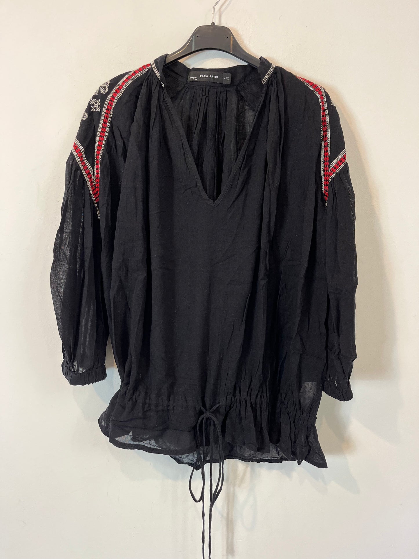 ZARA. Blusa negra detalles bordados. T. S