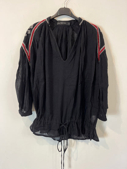 ZARA. Blusa negra detalles bordados. T. S