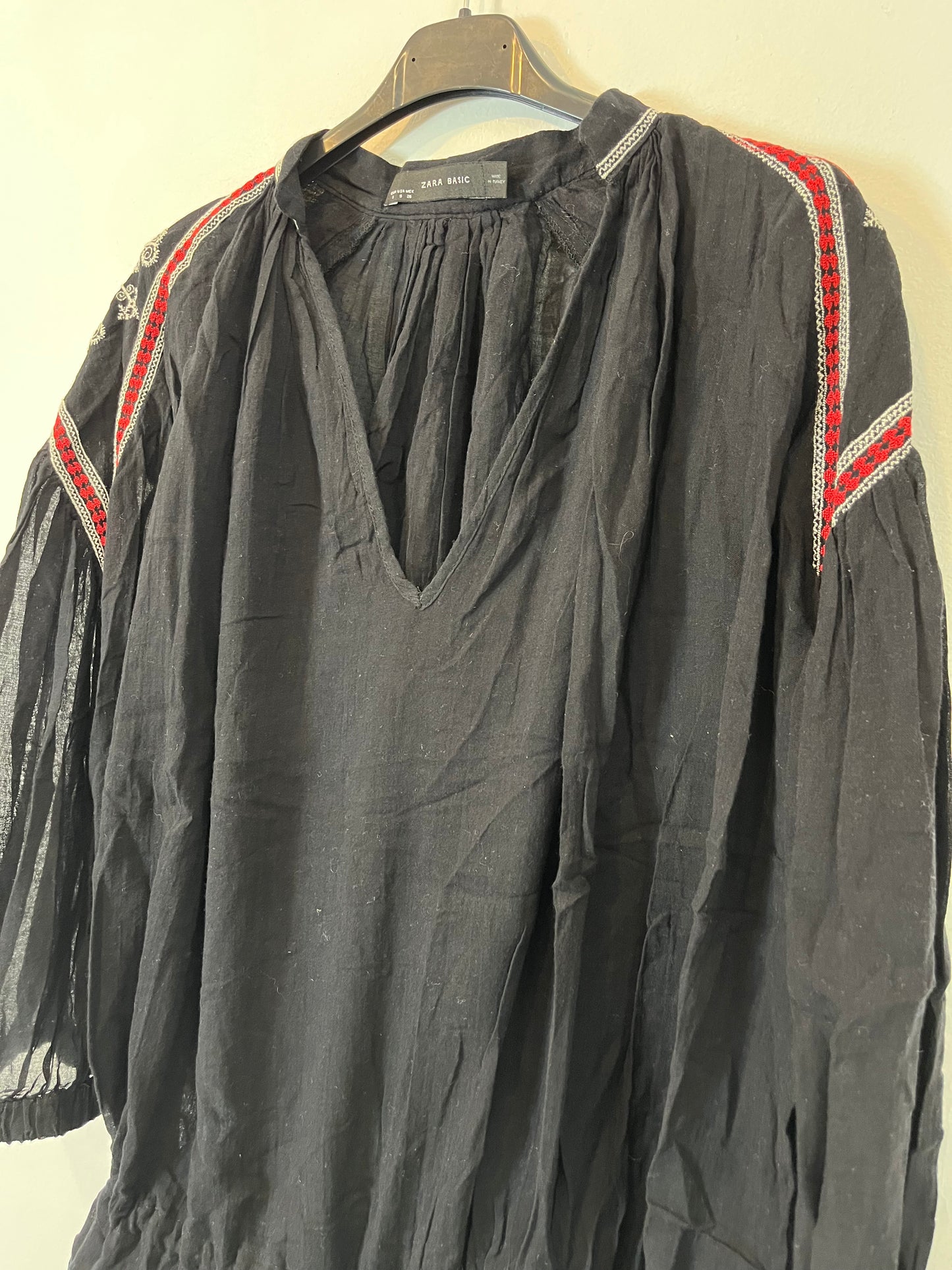 ZARA. Blusa negra detalles bordados. T. S