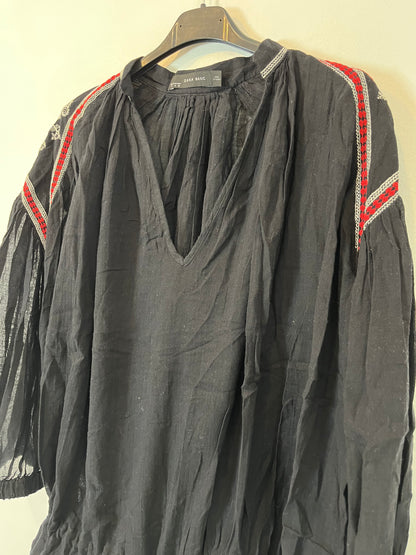ZARA. Blusa negra detalles bordados. T. S