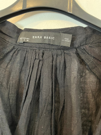 ZARA. Blusa negra detalles bordados. T. S