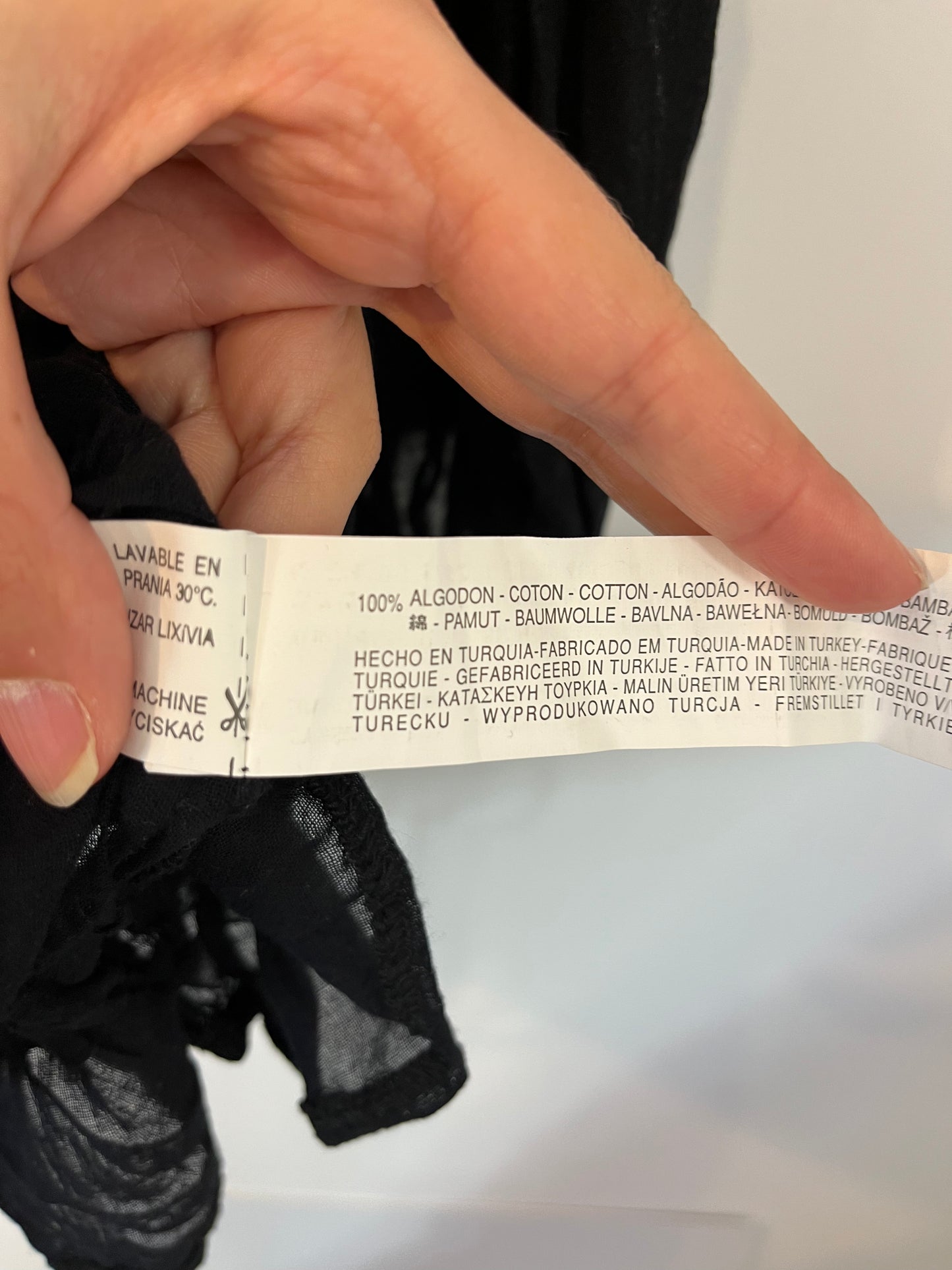 ZARA. Blusa negra detalles bordados. T. S