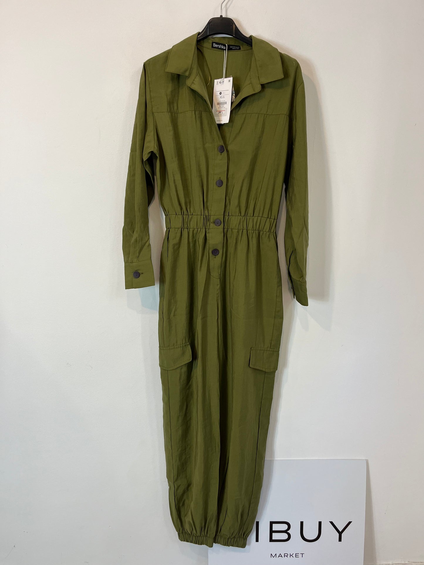 BERSHKA. Mono verde botones. T. XS