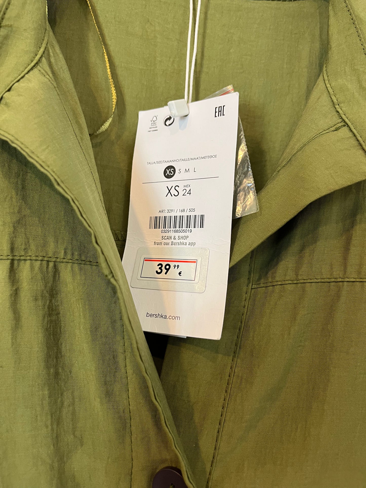 BERSHKA. Mono verde botones. T. XS