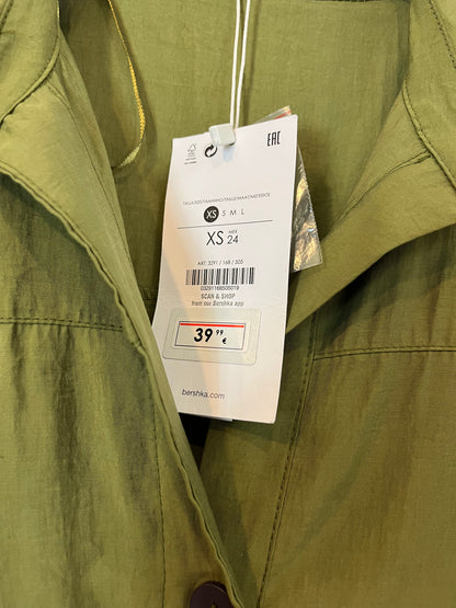 BERSHKA. Mono verde botones. T. XS