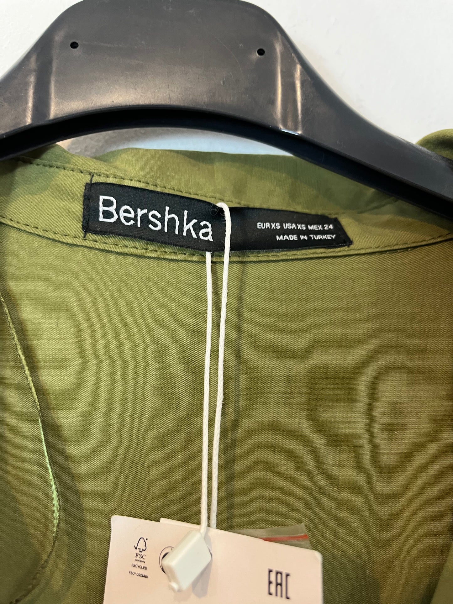 BERSHKA. Mono verde botones. T. XS