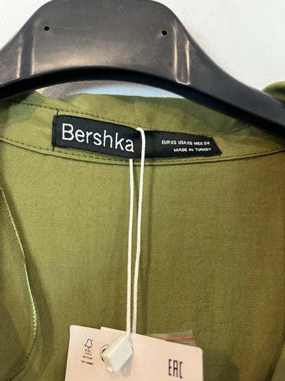 BERSHKA. Mono verde botones. T. XS