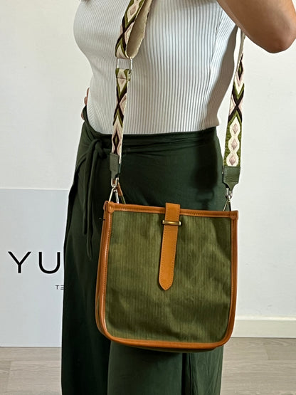 OTRAS. Bolso verde detalles asa