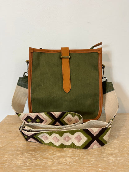 OTRAS. Bolso verde detalles asa