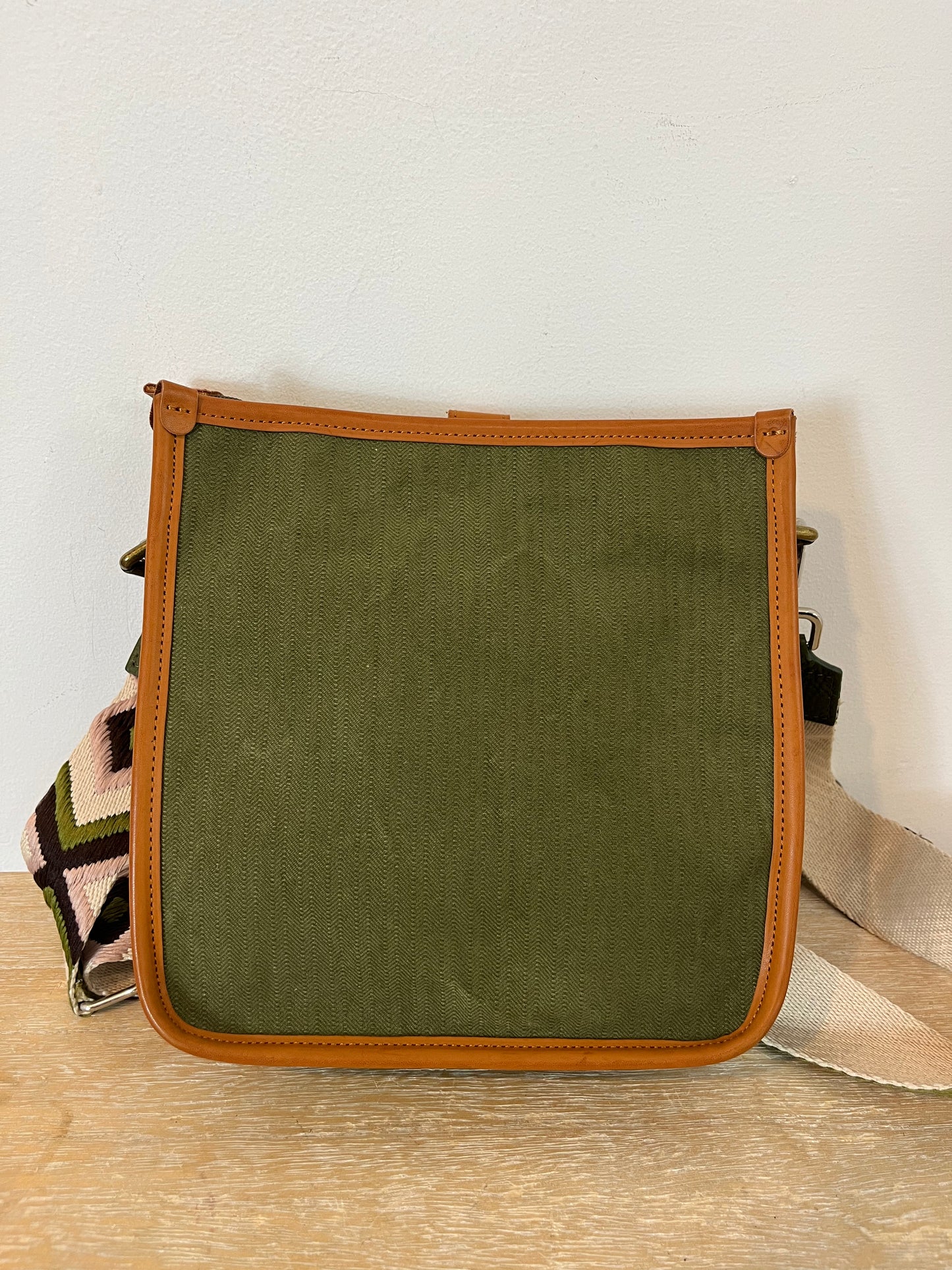 OTRAS. Bolso verde detalles asa