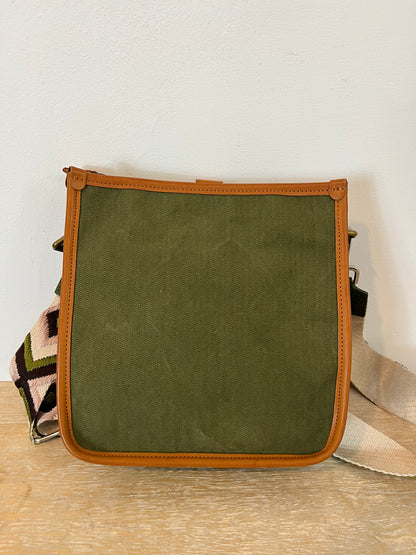 OTRAS. Bolso verde detalles asa