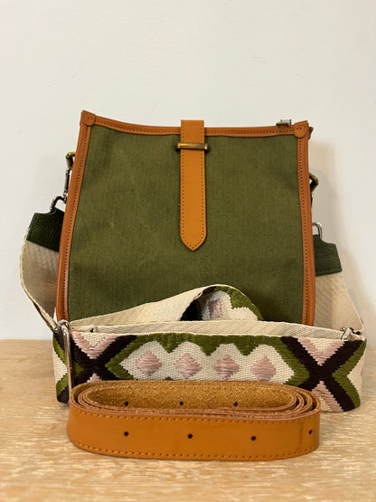 OTRAS. Bolso verde detalles asa